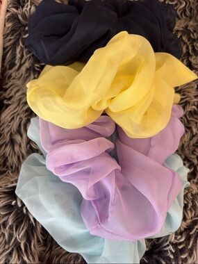FREE PEOPLE SCRUNCHIES💗🪻🦋